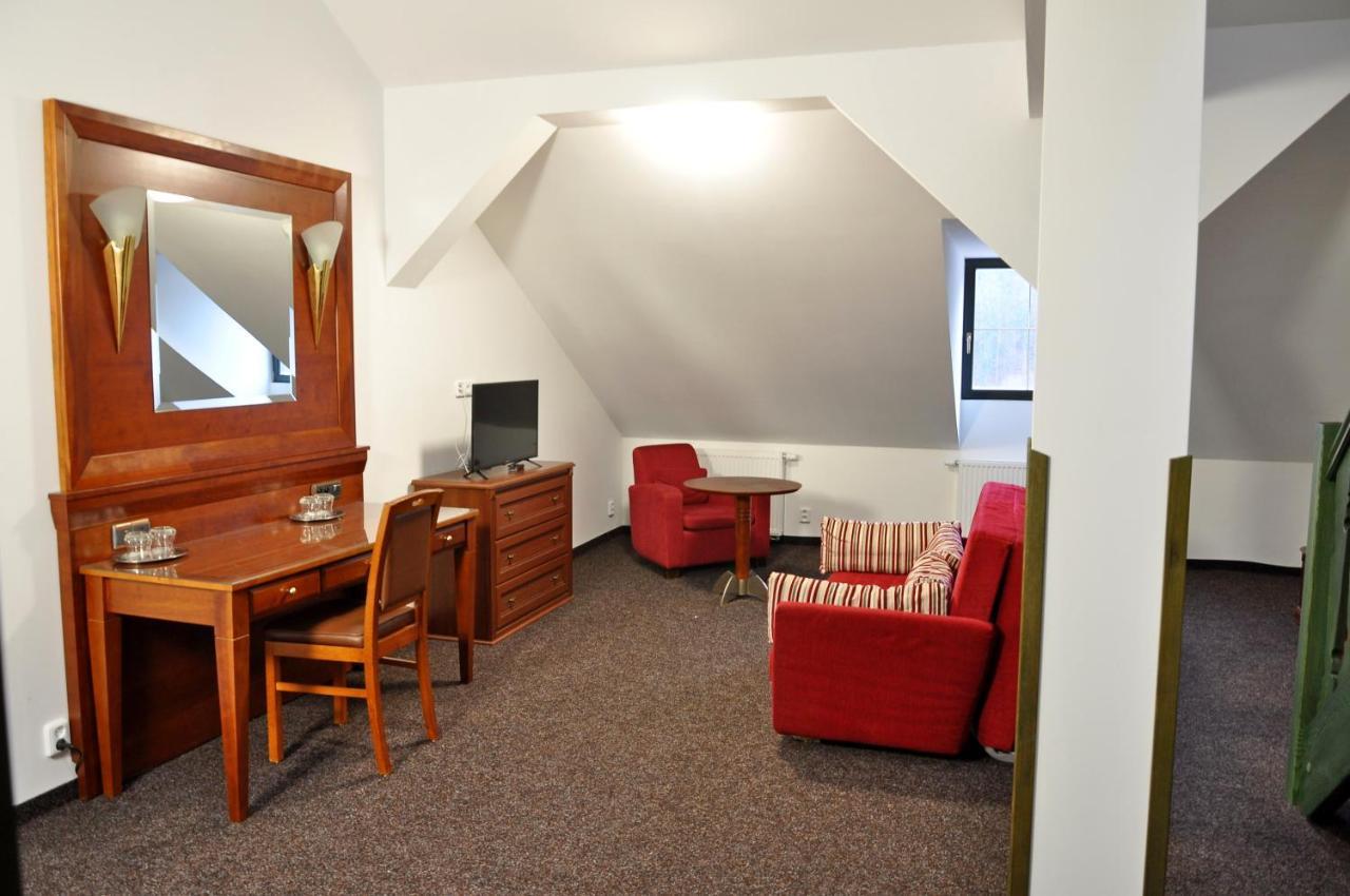 Hotel U Bileho Kone Loket Exterior foto